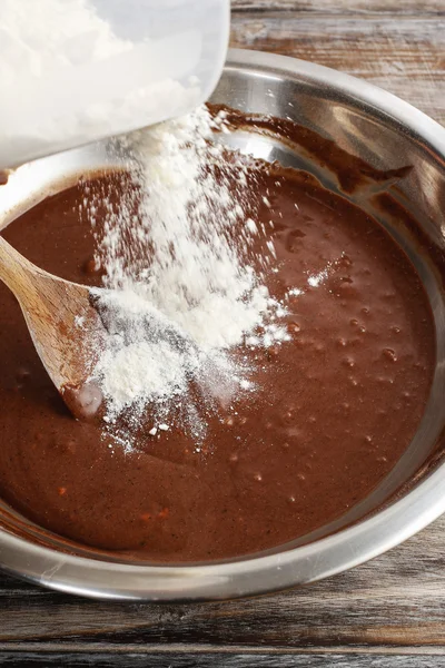 Шаги приготовления шоколадного торта: смешивание ингредиентов — стоковое фото