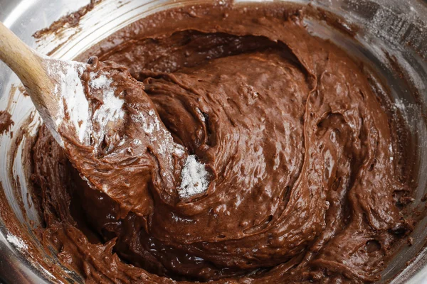 Шаги приготовления шоколадного торта: смешивание ингредиентов — стоковое фото