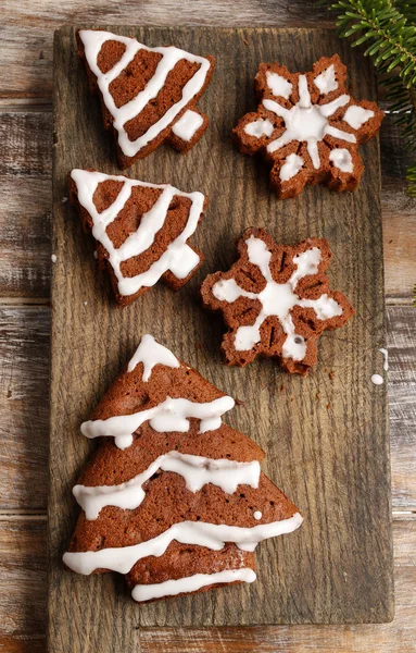 Decorating christmas gingerbread chocolate cookies with white ic — Stock Photo, Image