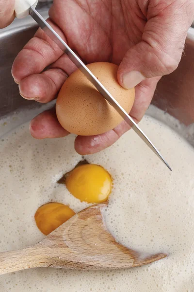 How to make yeast dough - step by step: add eggs. Breaking eggs — Stock Photo, Image