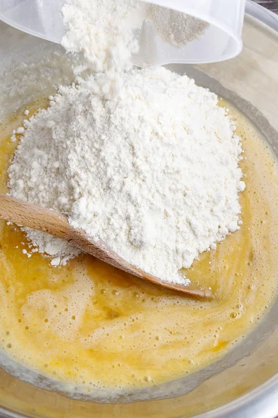 How to make yeast dough - step by step: add flour — Stock Photo, Image