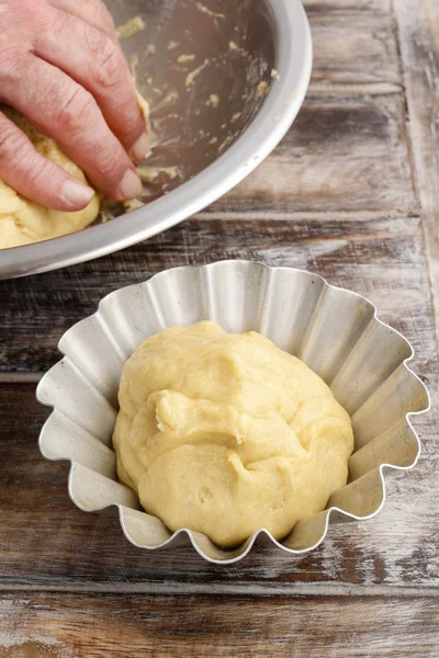 Як зробити дріжджове тісто - крок за кроком — стокове фото