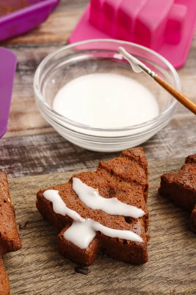 Decorating christmas gingerbread chocolate cookies with white ic — Stock Photo, Image