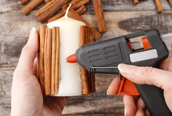 How to make candle decorated with cinnamon sticks tutorial — Stock Photo, Image