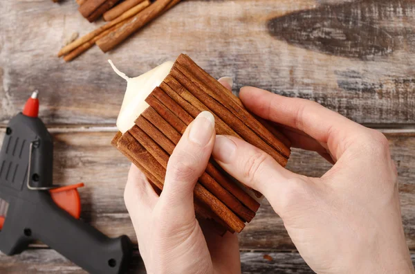 How to make candle decorated with cinnamon sticks tutorial — Stock Photo, Image