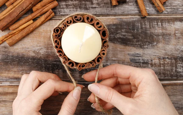 Comment faire des bougies décorées de bâtons de cannelle tutoriel — Photo