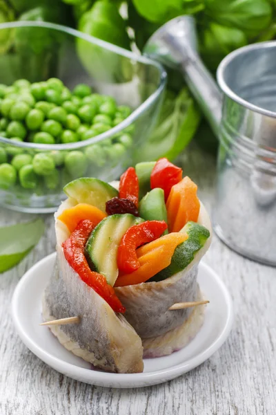 Маринованные селедки с овощами — стоковое фото