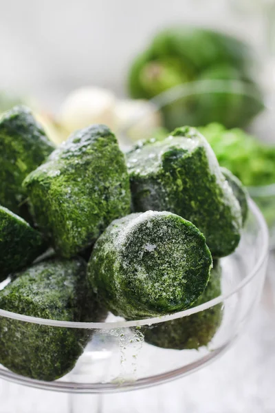 Bowl of frozen spinach — Stock Photo, Image
