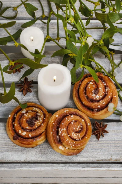 Tarçınlı çörek, ökse otu ve mumlar — Stok fotoğraf