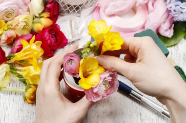 Kaz yumurtası kabuk dersler içinde bahar buket çiçek yapmak