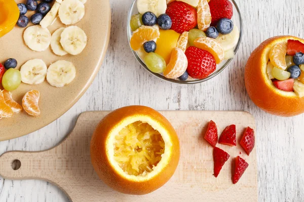 Oranje gevuld met fruitsalade — Stockfoto