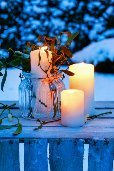 Candele decorate con vischio — Foto Stock