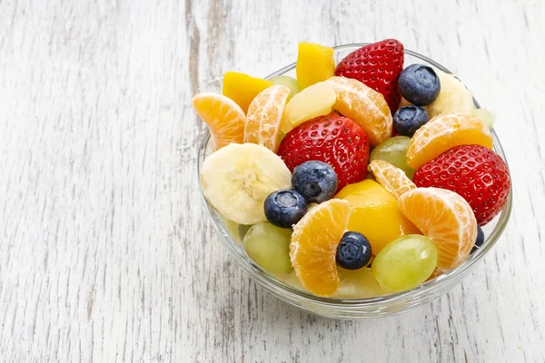 Salada de frutas em tigela de vidro — Fotografia de Stock