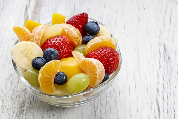 Ensalada de frutas en tazón de vidrio — Foto de Stock