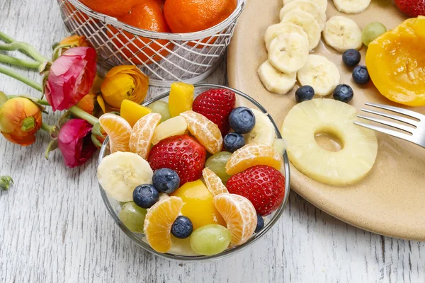 Salada de frutas em tigela de vidro — Fotografia de Stock