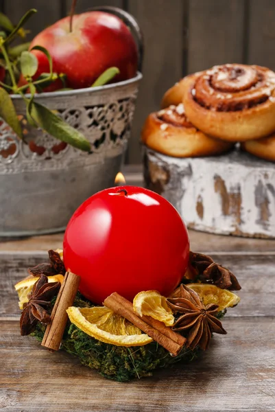 Candle holder made of moss, dried fruits and cinnamon sticks — Stock Photo, Image