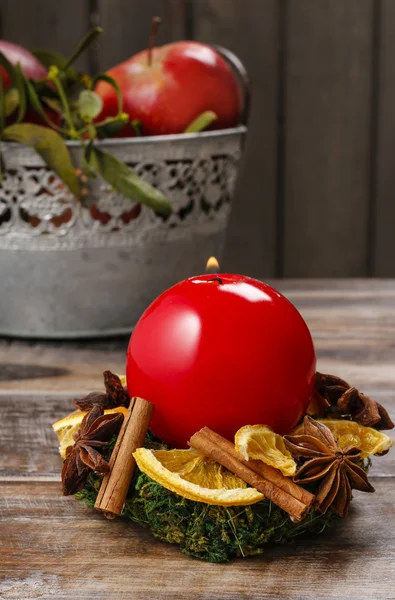 Suporte de vela feito de musgo, frutas secas e paus de canela — Fotografia de Stock