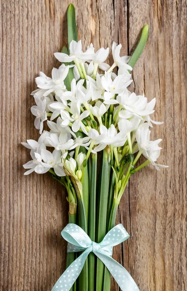 Flores narcisas blancas sobre fondo de madera —  Fotos de Stock