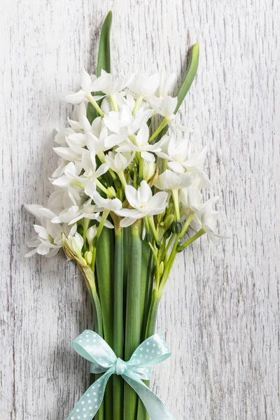 Narcyz biały kwiaty na drewniane tła — Zdjęcie stockowe