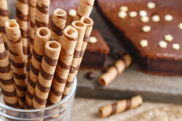 Çizgili gofret rulolar, lezzetli çikolatalı çerez — Stok fotoğraf
