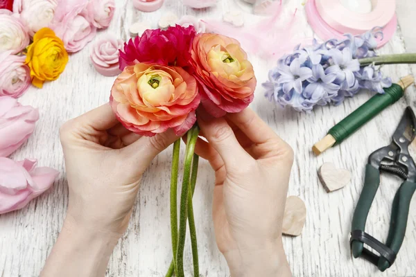 Florist Herstellung Bouquet von persischen Hahnenfuß-Blumen (Hahnenfuß) — Stockfoto