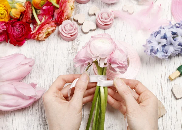 Floristería haciendo ramo de flores de buttercup persas (ranunculus ) — Foto de Stock