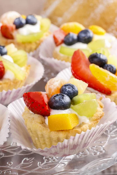 Cupcakes com cram e frutas frescas — Fotografia de Stock