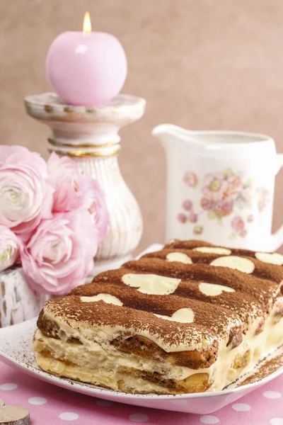 Tiramisu-Kuchen mit Herzen dekoriert — Stockfoto
