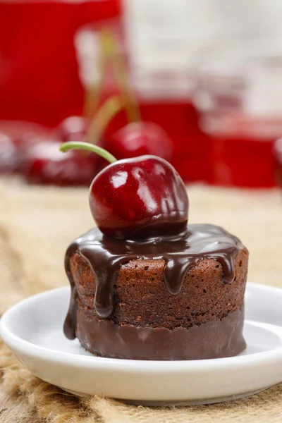Sjokoladekake med kirsebær – stockfoto