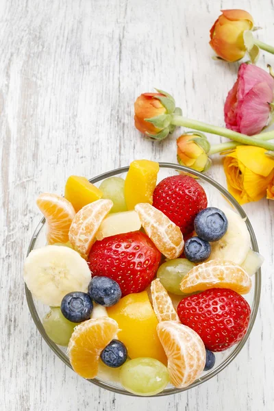 Salada de frutas em tigela de vidro — Fotografia de Stock