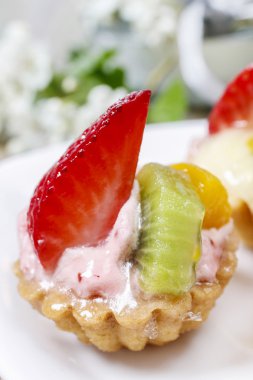 Taze meyve ile dekore kek