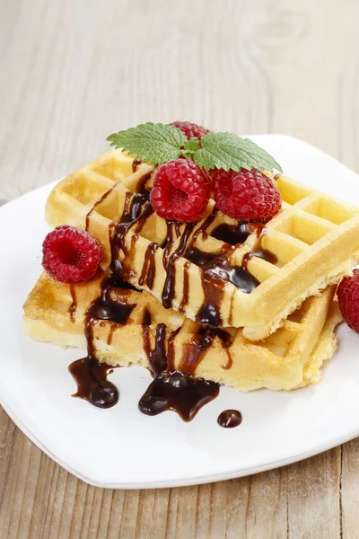 Wafels met chocolade en frambozen — Stockfoto