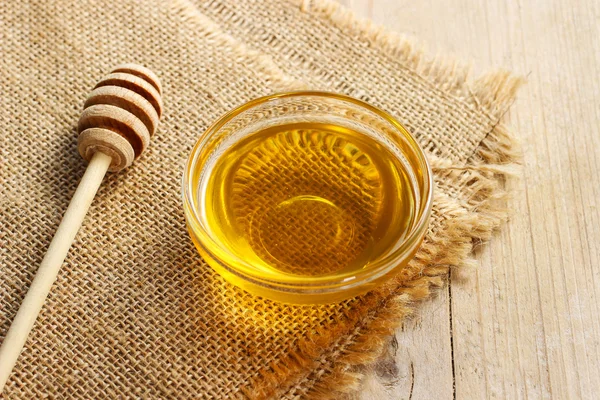 Bowl of honey on wooden table. — Stock Photo, Image