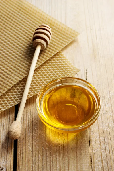 Bowl of honey on wooden table. — Stock Photo, Image