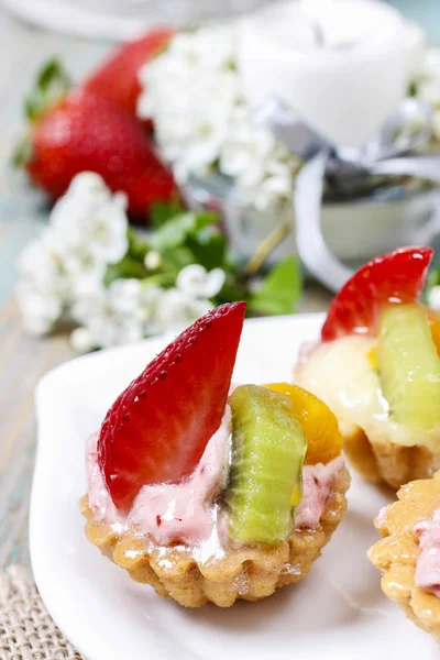 Cupcakes versierd met vers fruit — Stockfoto