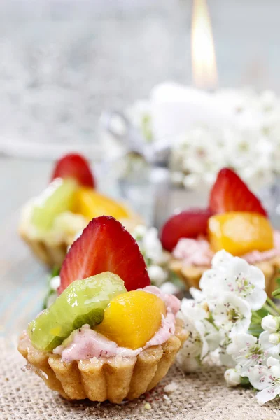 Cupcake decorati con frutta fresca — Foto Stock