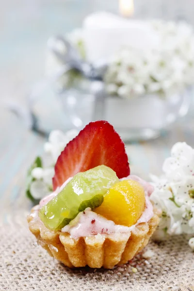 Cupcake decorati con frutta fresca — Foto Stock