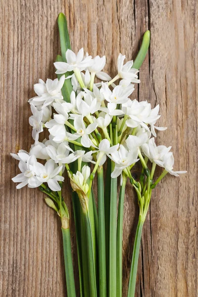 木製の背景の上に白い水仙花 — ストック写真