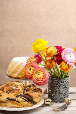 Haşhaş tohumu Paskalya kek ve Düğünçiçeği buket