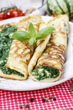 Akdeniz mutfağı: krep ıspanak ve peynir ile doldurulmuş