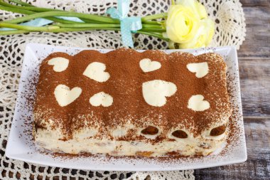 Kalpleri ile dekore edilmiş Tiramisu pasta
