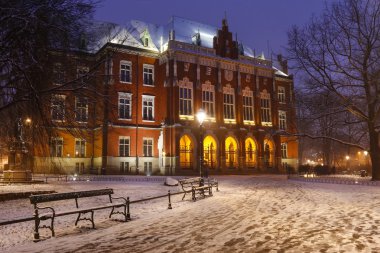 Krakow tarihi şehir merkezinde gece. Ana bina Jagiel