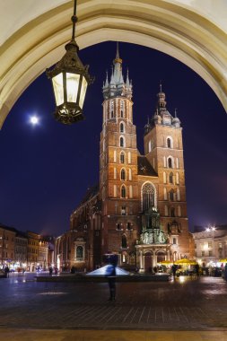Mariacki kilise Main Market Square için bitişik. Krakow, Pola