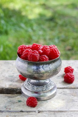 vintage gümüş kadeh içinde ahududu