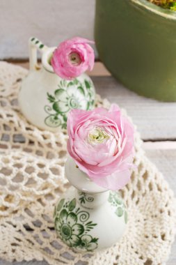 Farsça düğün çiçeği çiçek (tipik) seramik vazo içinde pembe