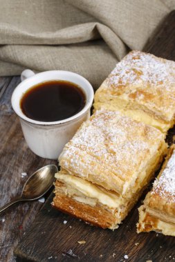 İki katmanlı puf böreğinden yapılmış bir Polonya kremalı turtası.