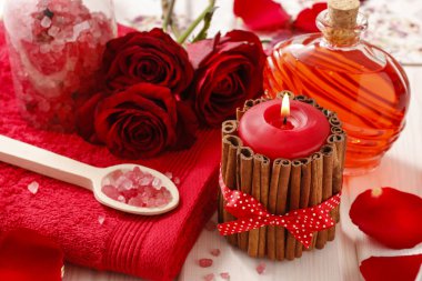 Spa set: kokulu mum, deniz tuzu, sıvı sabun ve romantik kırmızı 