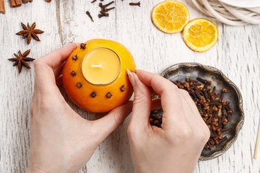 Nasıl mum - portakal pomander topu yapmak için öğretici