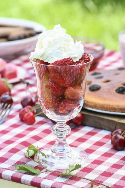 Strawberries with cream — Stock Photo, Image