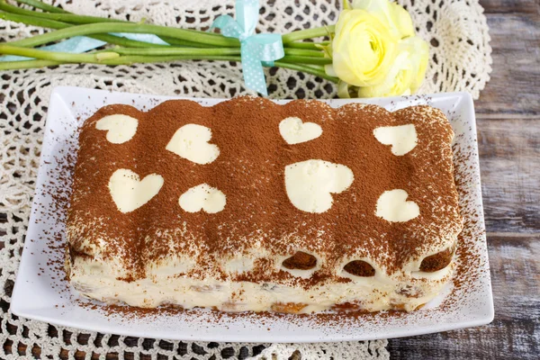 Tiramisu-Kuchen mit Herzen dekoriert — Stockfoto